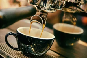 Καφές: Γιατί ακριβαίνει και πόσο κοστίζει σήμερα μέσα και έξω από το σπίτι