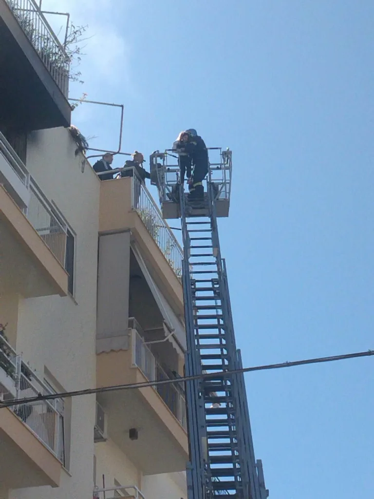 Πάτρα: Φωτιά σε διαμέρισμα στην οδό Παναχαϊκού, απεγκλωβίστηκαν ένοικοι ΦΩΤΟΒΙΝΤΕΟ