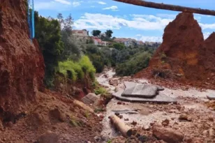 Η κακοκαιρία έκοψε τον δρόμο στα δύο στην Καλλιτεχνούπολη – Χαράδρα 10 μέτρων στην είσοδο της περιοχής