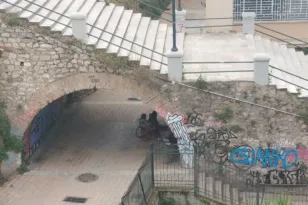 ΑΥΤΟΨΙΑ Πάτρα: Σκηνίτες στην καμάρα, καταλήψεις και ναρκωτικά έναντι του Ρωμαϊκού Σταδίου