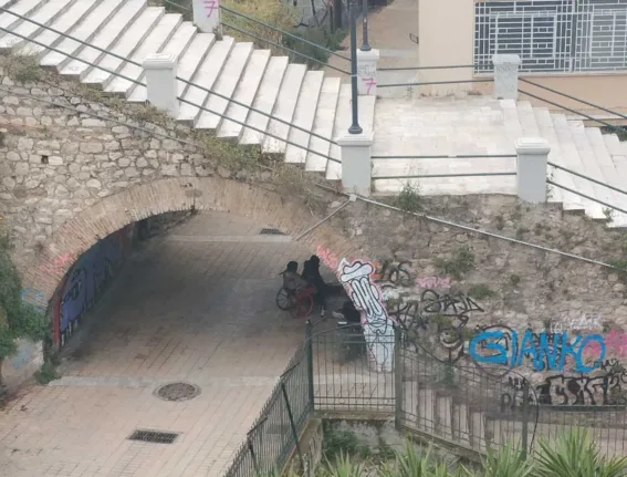 ΑΥΤΟΨΙΑ Πάτρα: Σκηνίτες στην καμάρα, καταλήψεις και ναρκωτικά έναντι του Ρωμαϊκού Σταδίου ΦΩΤΟ