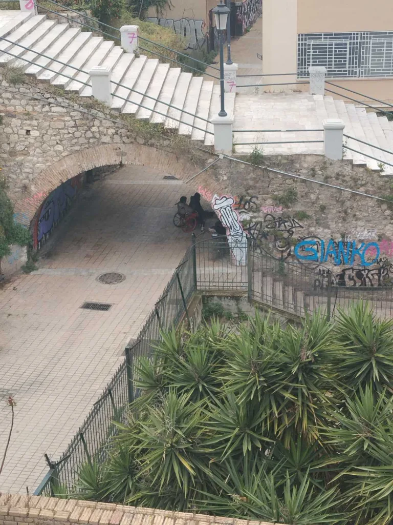 ΑΥΤΟΨΙΑ Πάτρα: Σκηνίτες στην καμάρα, καταλήψεις και ναρκωτικά έναντι του Ρωμαϊκού Σταδίου ΦΩΤΟ