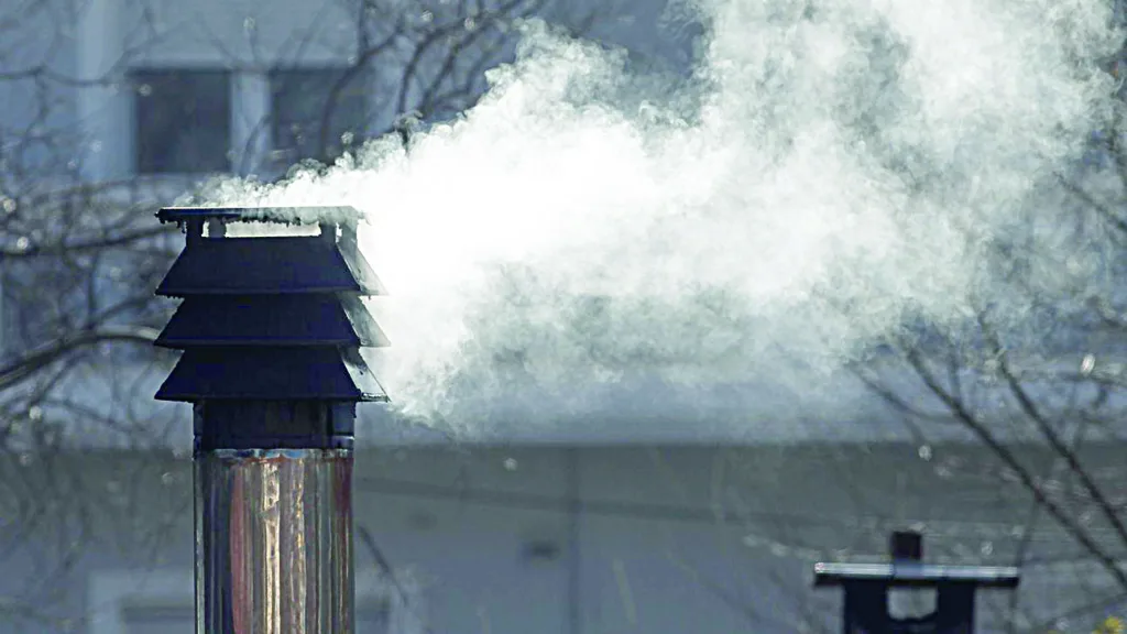 Μικροσωματίδια πολιορκούν την Πάτρα: Τα τζάκια βασικός «ένοχος» της ρύπανσης