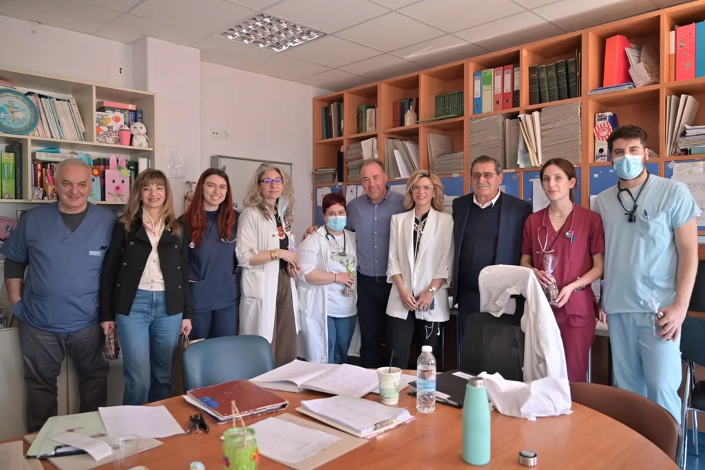 Πάτρα: Πελετίδης και Σαμούρη προσέφεραν γλυκά και χαμόγελα σε ιδρύματα ΦΩΤΟ