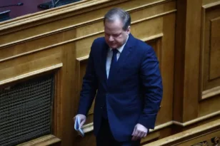 ΟΠΕΚΕΠΕ: Ενταση στη Βουλή την ώρα που μιλούσε ο Καραμανλής – Συνεχείς παρεμβάσεις από Κωνσταντοπούλου