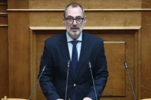 Γαλάζιες αιχμές για Λαζαρίδη: Κατσανιώτης και Πέτσας ζητούν καθαρές απαντήσεις από το υπουργείο Παιδείας