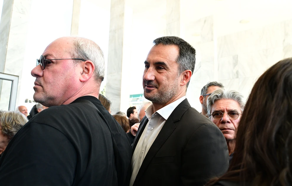 Σε βαρύ κλίμα το τελευταίο «αντίο» στον Βασίλη Ρίζο, γιο της Θεανώς Φωτίου