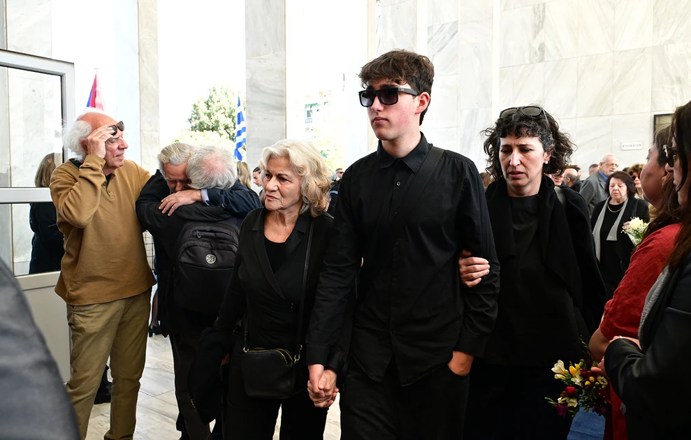 Σε βαρύ κλίμα το τελευταίο «αντίο» στον Βασίλη Ρίζο, γιο της Θεανώς Φωτίου
