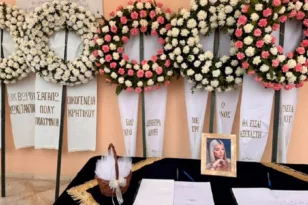 Κεφαλονιά: Σπαραγμός στην κηδεία της Μυρτούς - «Καλό ταξίδι αγγελούδι μου» ΦΩΤΟ