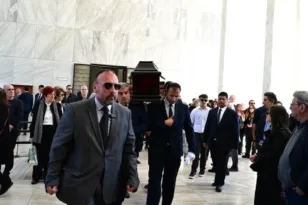 Σε βαρύ κλίμα το τελευταίο «αντίο» στον Βασίλη Ρίζο, γιο της Θεανώς Φωτίου