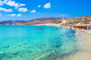 Η ήσυχη πλευρά του Αιγαίου: Η παραλία της Κιμώλου που ξεχώρισε διεθνώς