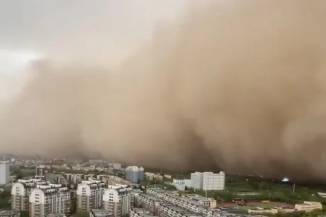 Κίνα: Κυκλώνας έφερε καταιγίδες και σκόνη άμμου σε 10 επαρχίες ΒΙΝΤΕΟ