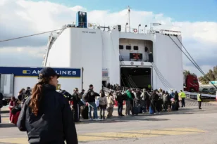 Έξοδος Πάσχα: Πάνω από 20.000 επιβάτες φεύγουν ακτοπλοϊκώς από την Αττική