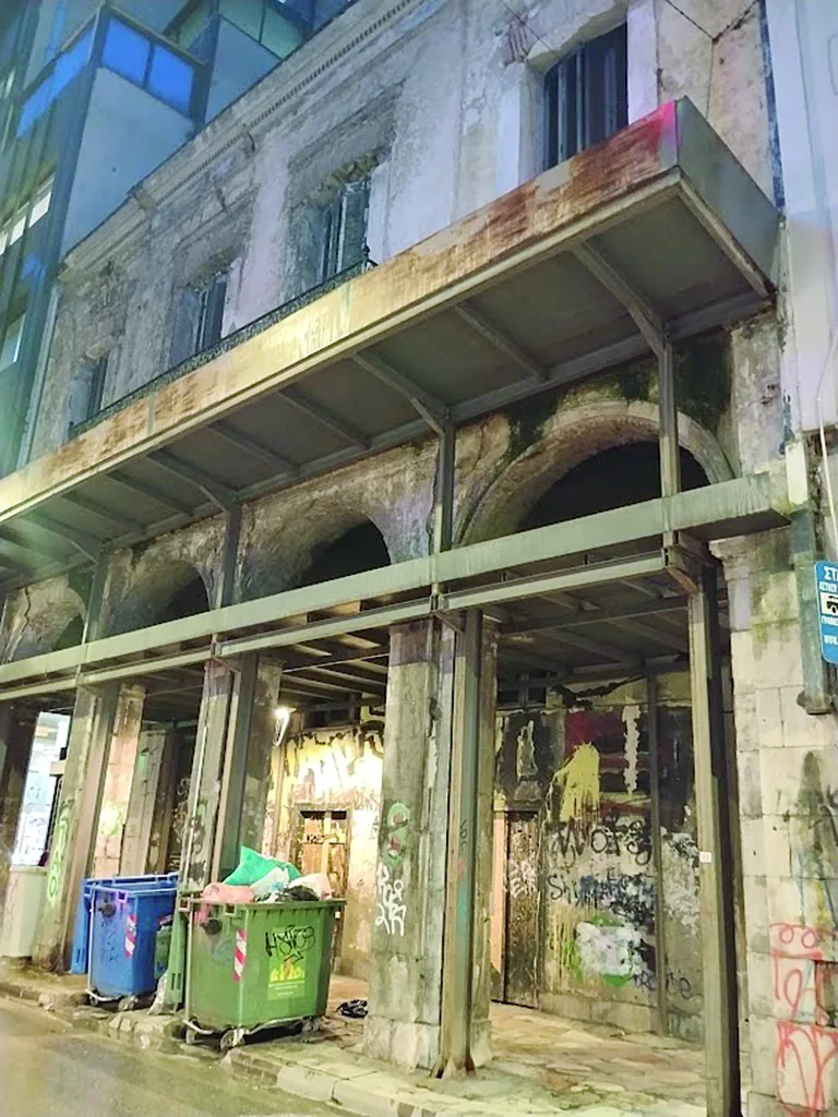 Η Πάτρα που καταρρέει: Ανασφάλεια στην πόλη από τα επικίνδυνα κτίρια - Ανήκουν σε ιδιώτες, Δημόσιο, Δήμο, Εκκλησία