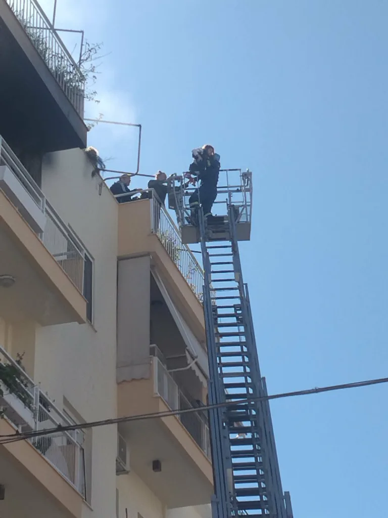 Πάτρα: Φωτιά σε διαμέρισμα στην οδό Παναχαϊκού, απεγκλωβίστηκαν ένοικοι ΦΩΤΟΒΙΝΤΕΟ