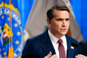 Στις αρχές παραδόθηκε ο πρώην διευθυντής του FBI Τζέιμς Κόμεϊ: Κατηγορείται για απειλή κατά της ζωής του Τραμπ