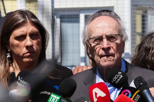 Δίκη για τα Τέμπη: Αντιδράσεις Ζωής Κωνσταντοπούλου και Νίκου Κωνσταντόπουλου για τον θόρυβο από αστυνομική κλούβα ΒΙΝΤΕΟ