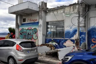 Κόρινθος: Το 'βαλαν στα πόδια οι εργάτες μετά την κατάρρευση του μπαλκονιού