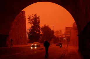 Κακοκαιρία «Erminio»: Σαρώνει τη χώρα με θυελλώδεις ανέμους και «πορτοκαλί» ουρανό από τη σκόνη – Η πρόγνωση για τις επόμενες ώρες ΦΩΤΟ