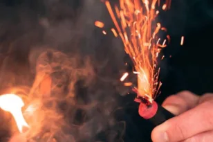 Ηλεία: τραυμάτισαν 16χρονη με κροτίδα, στην Ανάσταση, και την έβρισαν κι από πάνω