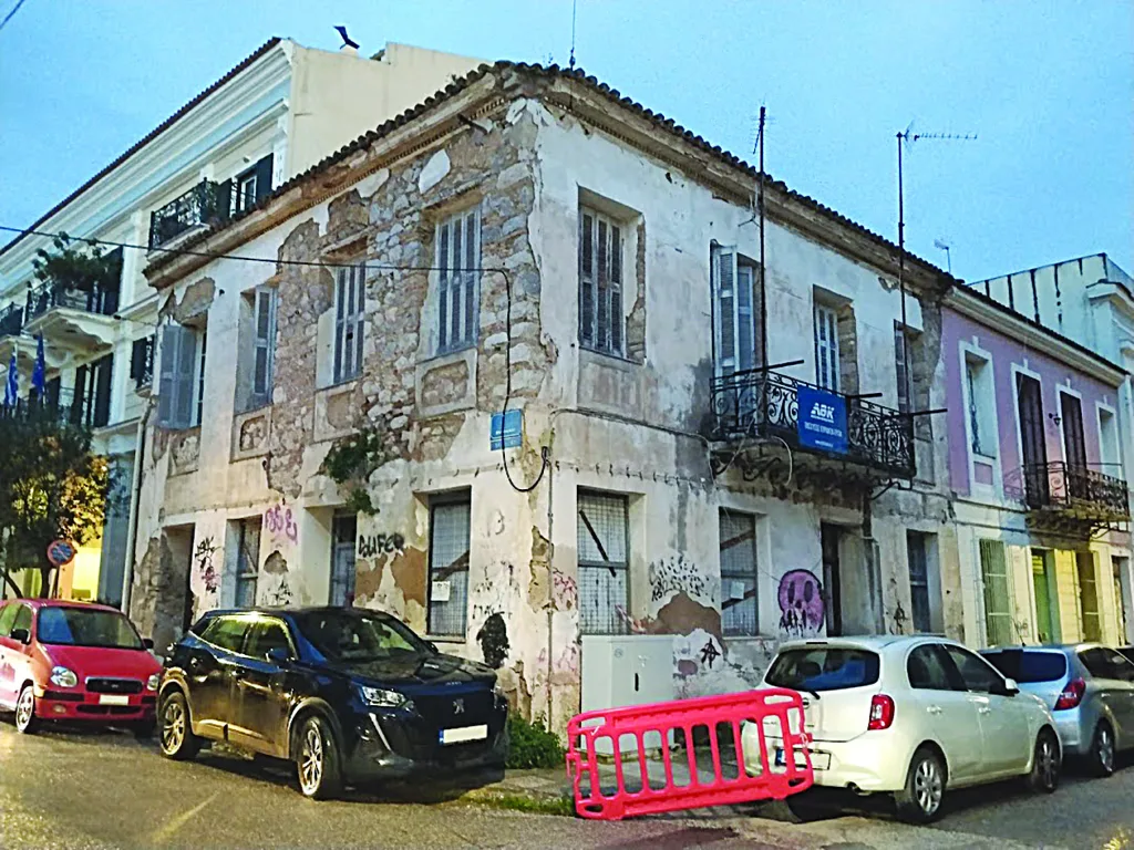 Η Πάτρα που καταρρέει: Ανασφάλεια στην πόλη από τα επικίνδυνα κτίρια - Ανήκουν σε ιδιώτες, Δημόσιο, Δήμο, Εκκλησία