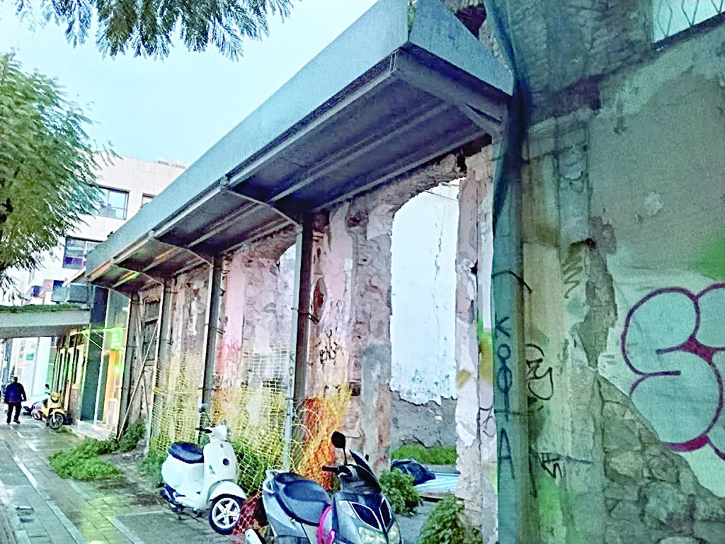 Η Πάτρα που καταρρέει: Ανασφάλεια στην πόλη από τα επικίνδυνα κτίρια - Ανήκουν σε ιδιώτες, Δημόσιο, Δήμο, Εκκλησία