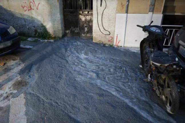 Μυστήριο στην Κυψέλη: Υγρό που θυμίζει τσιμέντο «πλημμύρισε» δρόμους ΦΩΤΟ