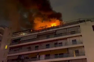 Νέα Σμύρνη: Φωτιά σε διαμέρισμα τελευταίου ορόφου – Ισχυρές δυνάμεις στο σημείο