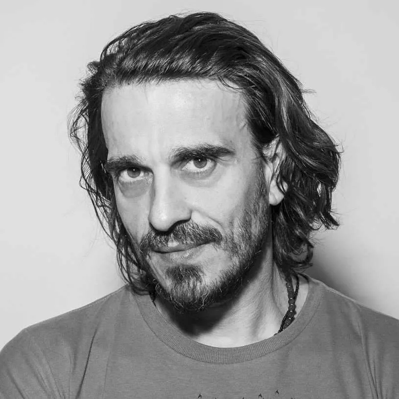 Από τον «Τσίου» στο σήμερα: Ο Μάκης Παπαδημητράτος για μια κοινωνία που «βλέπει τον γκρεμό και δεν την νοιάζει»