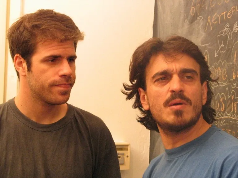 Από τον «Τσίου» στο σήμερα: Ο Μάκης Παπαδημητράτος για μια κοινωνία που «βλέπει τον γκρεμό και δεν την νοιάζει»