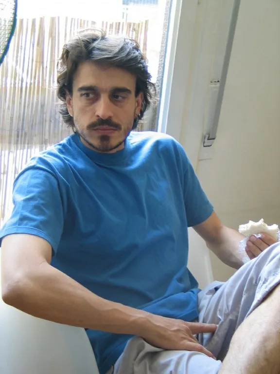 Από τον «Τσίου» στο σήμερα: Ο Μάκης Παπαδημητράτος για μια κοινωνία που «βλέπει τον γκρεμό και δεν την νοιάζει»