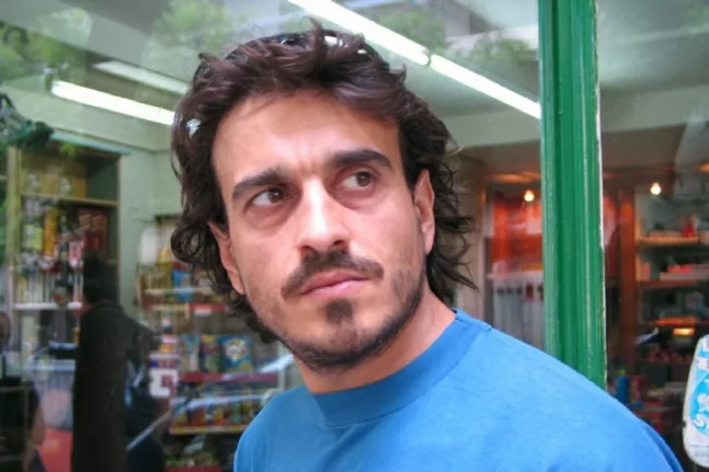 Από τον «Τσίου» στο σήμερα: Ο Μάκης Παπαδημητράτος για μια κοινωνία που «βλέπει τον γκρεμό και δεν την νοιάζει»