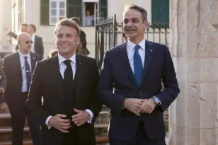 ΖΩΝΤΑΝΑ Μητσοτάκης – Μακρόν στη φρεγάτα «Κίμων»: Η επίσκεψη πριν από τις υπογραφές για τη νέα αμυντική συνεργασία