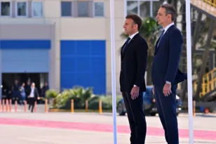 ΖΩΝΤΑΝΑ Μητσοτάκης – Μακρόν στη φρεγάτα «Κίμων»: Η επίσκεψη πριν από τις υπογραφές για τη νέα αμυντική συνεργασία