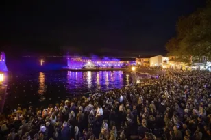 Μεγάλη Παρασκευή στη Ναύπακτο: Το Ενετικό Λιμάνι γίνεται σκηνικό κατάνυξης και συγκίνησης ΦΩΤΟ