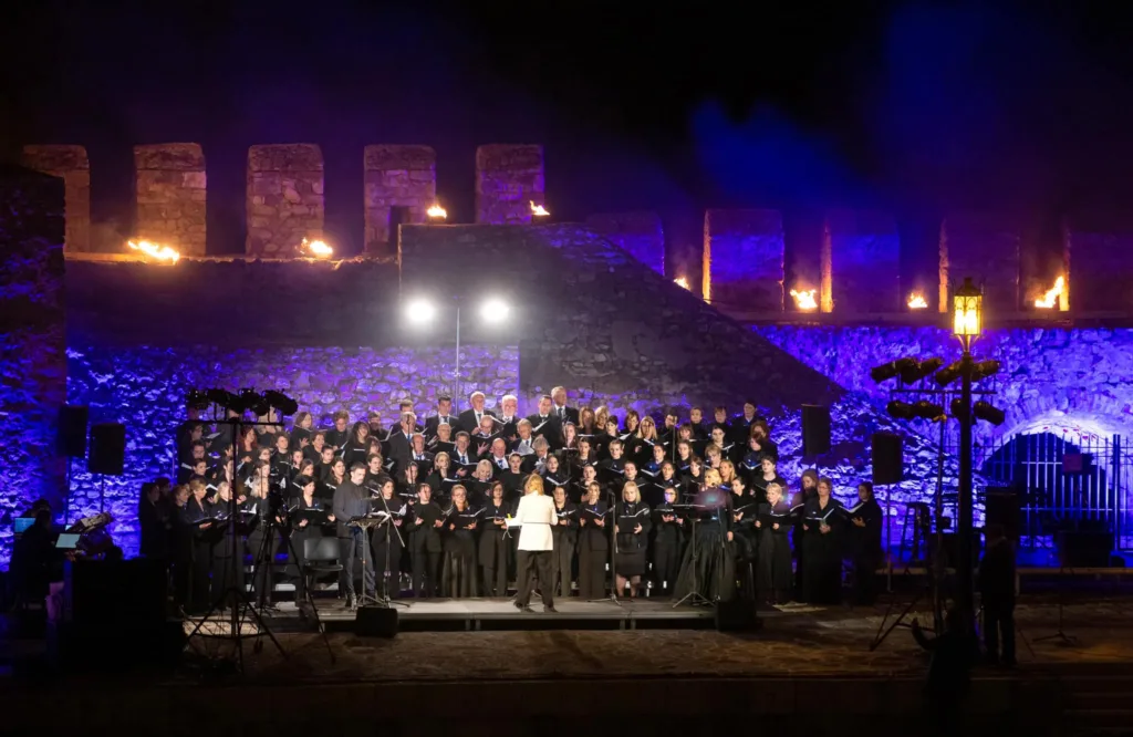 Μεγάλη Παρασκευή στη Ναύπακτο: Το Ενετικό Λιμάνι γίνεται σκηνικό κατάνυξης και συγκίνησης ΦΩΤΟ