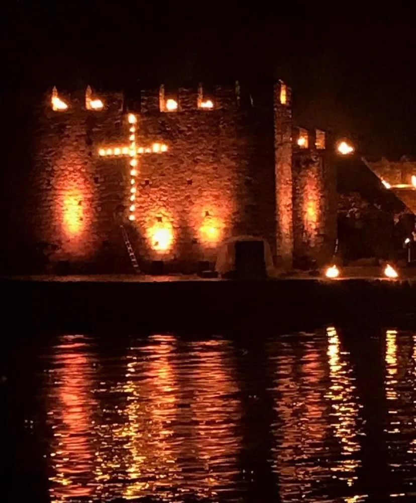 Μεγάλη Παρασκευή στη Ναύπακτο: Το Ενετικό Λιμάνι γίνεται σκηνικό κατάνυξης και συγκίνησης ΦΩΤΟ