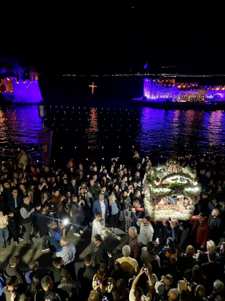 Μεγάλη Παρασκευή στη Ναύπακτο: Το Ενετικό Λιμάνι γίνεται σκηνικό κατάνυξης και συγκίνησης ΦΩΤΟ Μεγάλη Παρασκευή στη Ναύπακτο: Το Ενετικό Λιμάνι γίνεται σκηνικό κατάνυξης και συγκίνησης ΦΩΤΟ