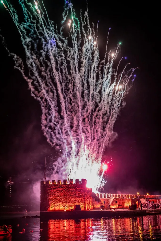 Μεγάλη Παρασκευή στη Ναύπακτο: Το Ενετικό Λιμάνι γίνεται σκηνικό κατάνυξης και συγκίνησης ΦΩΤΟ