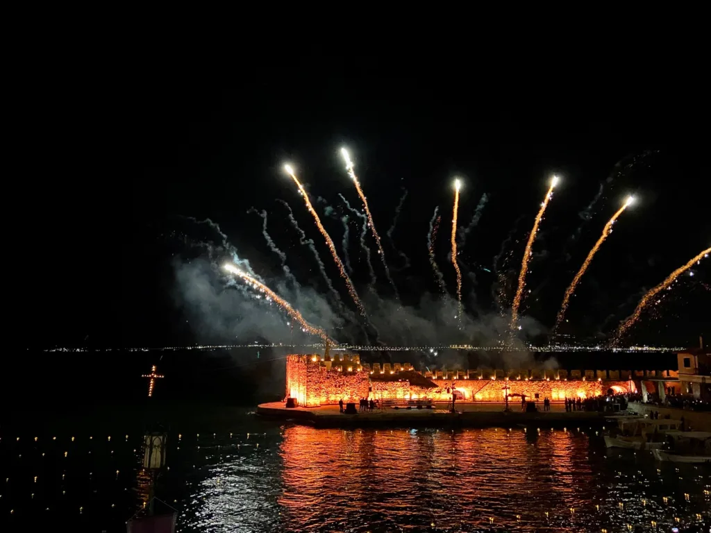 Μεγάλη Παρασκευή στη Ναύπακτο: Το Ενετικό Λιμάνι γίνεται σκηνικό κατάνυξης και συγκίνησης ΦΩΤΟ