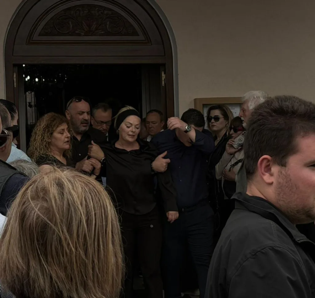 Κεφαλονιά: Σε κλίμα οδύνης το τελευταίο «αντίο» στη 19χρονη Μυρτώ - «Καλό ταξίδι αγγελούδι μου» ΦΩΤΟ