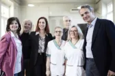 Στο Γηροκομείο Αθηνών ο Μητσοτάκης με την κόρη του και σχέδιο για 500 ηλικιωμένους