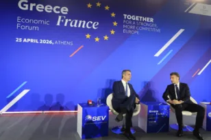 Nέα ευρωομόλογα για επενδύσεις και παράταση στην αποπληρωμή του Ταμείου Ανάκαμψης ζητούν Μητσοτάκης και Μακρόν