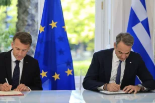 Γιατί ο ΣΥΡΙΖΑ κατηγορεί τον Πρωθυπουργό για τις υπογραφές με τον Μακρόν