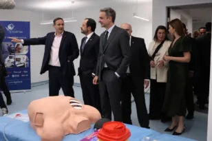 ΖΩΝΤΑΝΑ Μητσοτάκης και Χριστοδουλίδης στα εγκαίνια του Πανεπιστημίου Λευκωσίας στην Αθήνα