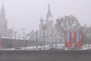 «Χειμώνας» στην καρδιά της άνοιξης: Χιονοθύελλα παραλύει τη Μόσχα