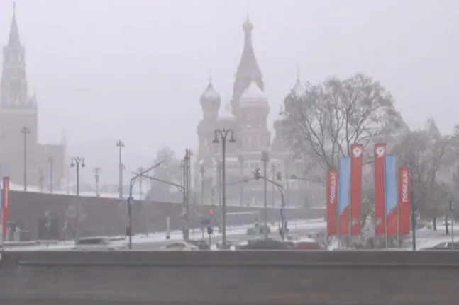 «Χειμώνας» στην καρδιά της άνοιξης: Χιονοθύελλα παραλύει τη Μόσχα