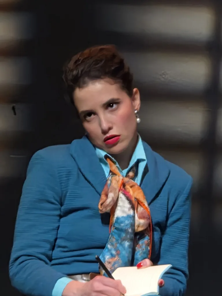 Χριστίνα Μπακαστάθη: «Είμαστε οι ρωγμές μας» – Η σάτιρα, η σύγκρουση και η γυναίκα που παίρνει το πάνω χέρι