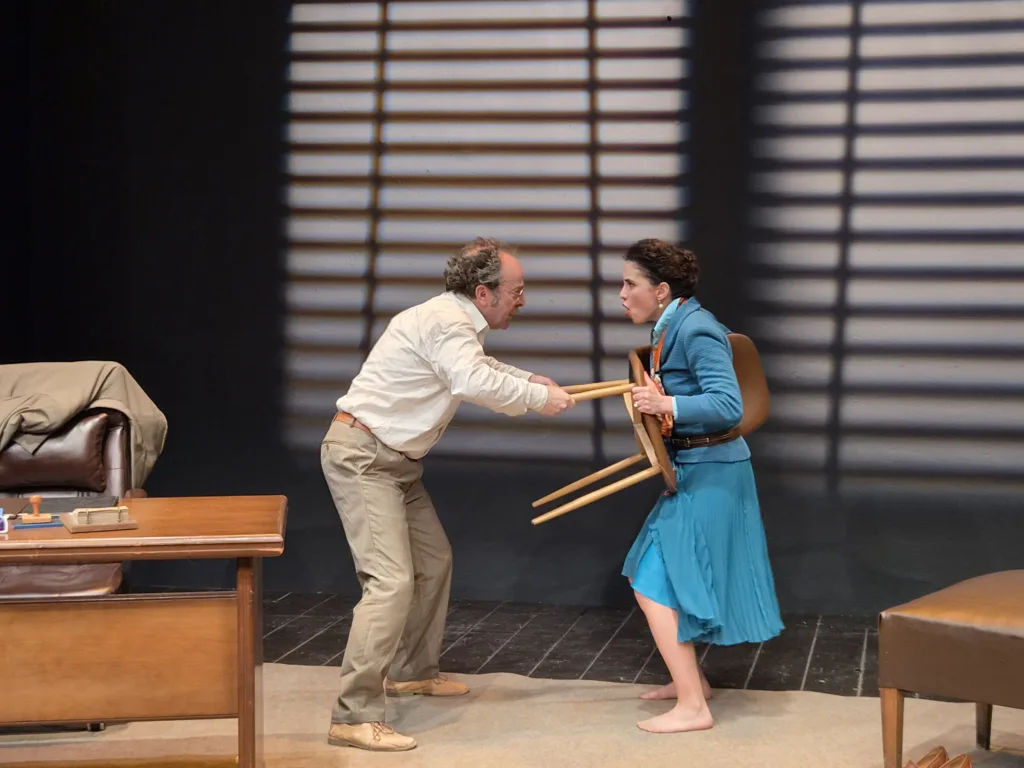 Χριστίνα Μπακαστάθη: «Είμαστε οι ρωγμές μας» – Η σάτιρα, η σύγκρουση και η γυναίκα που παίρνει το πάνω χέρι