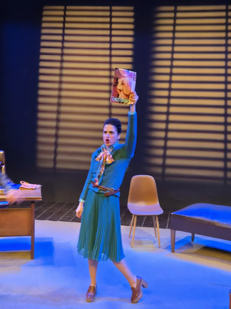 Χριστίνα Μπακαστάθη: «Είμαστε οι ρωγμές μας» – Η σάτιρα, η σύγκρουση και η γυναίκα που παίρνει το πάνω χέρι